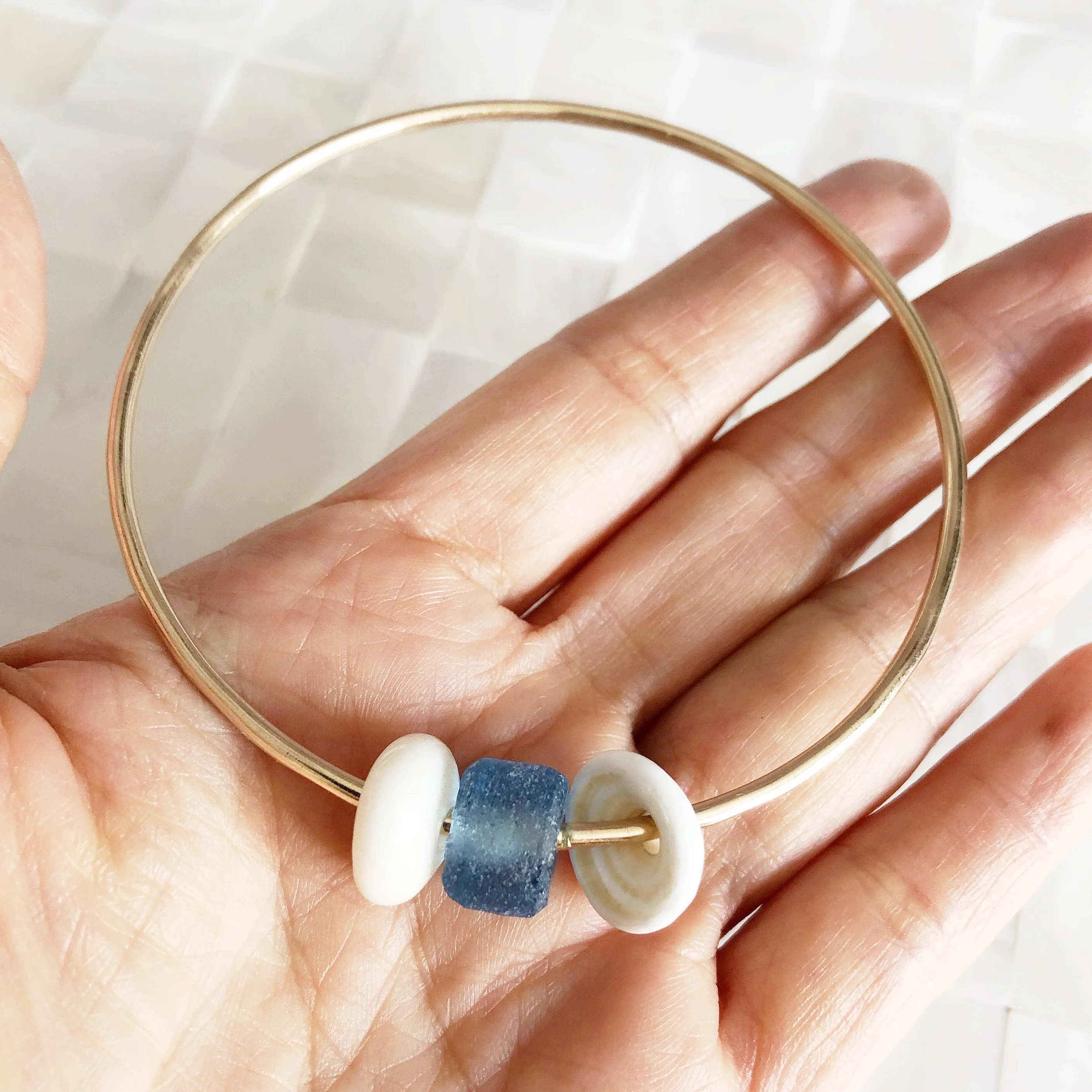 Bangle Kami - white puka shell (B205) - Mitchell's Manufacturing Jewel