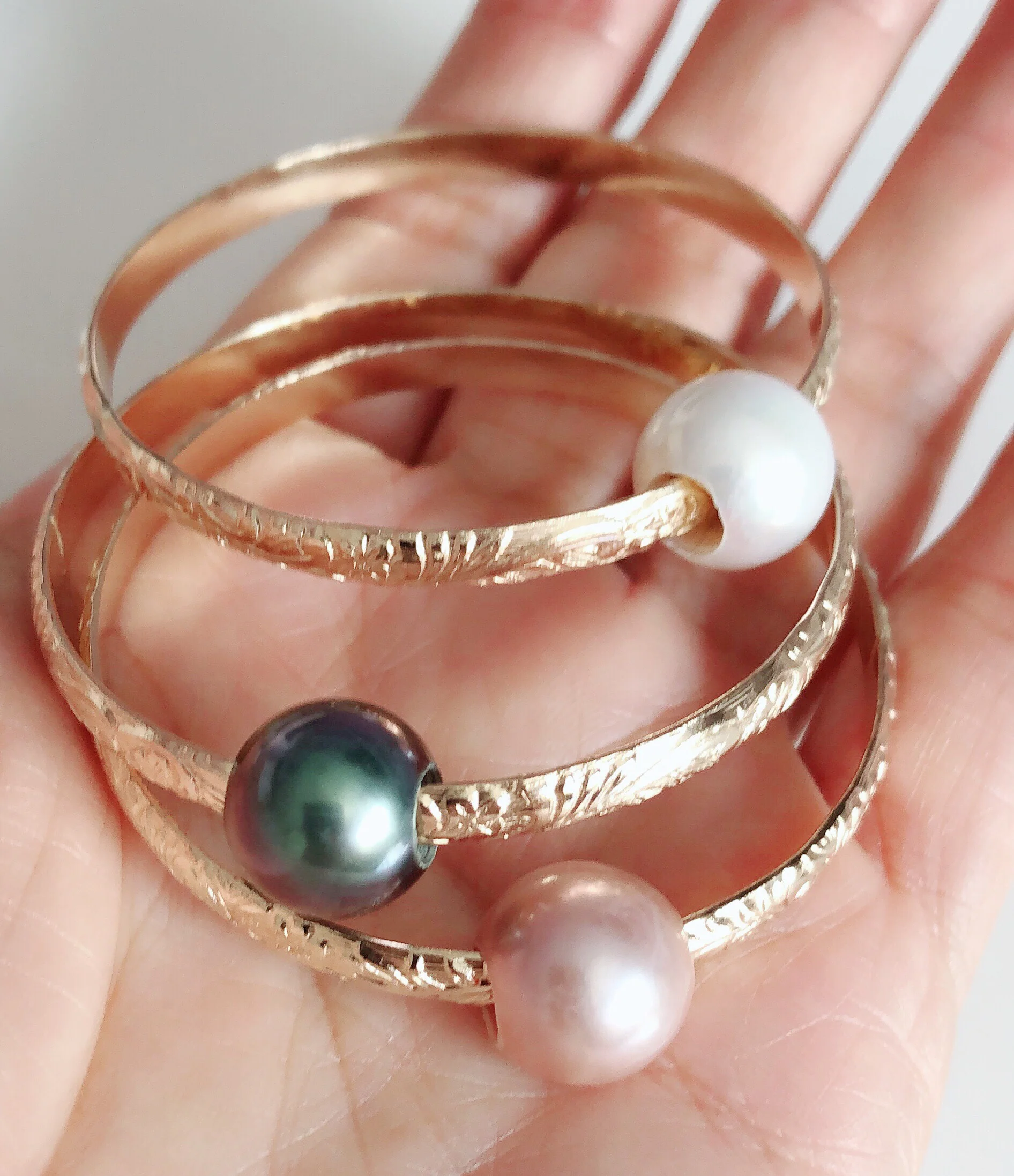 Bangle GIGI- white fresh water pearl (B409) - Mitchell's Manufacturing Jewel