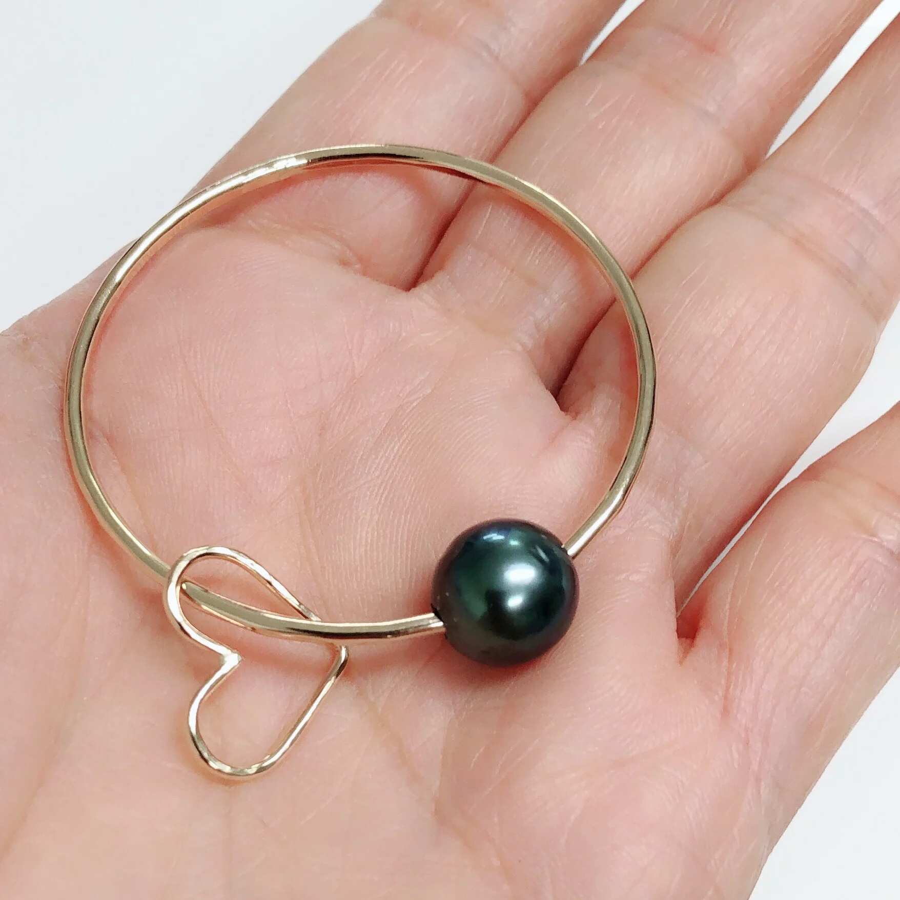 Bangle Lani - heart charm (B116) - Mitchell's Manufacturing Jewel