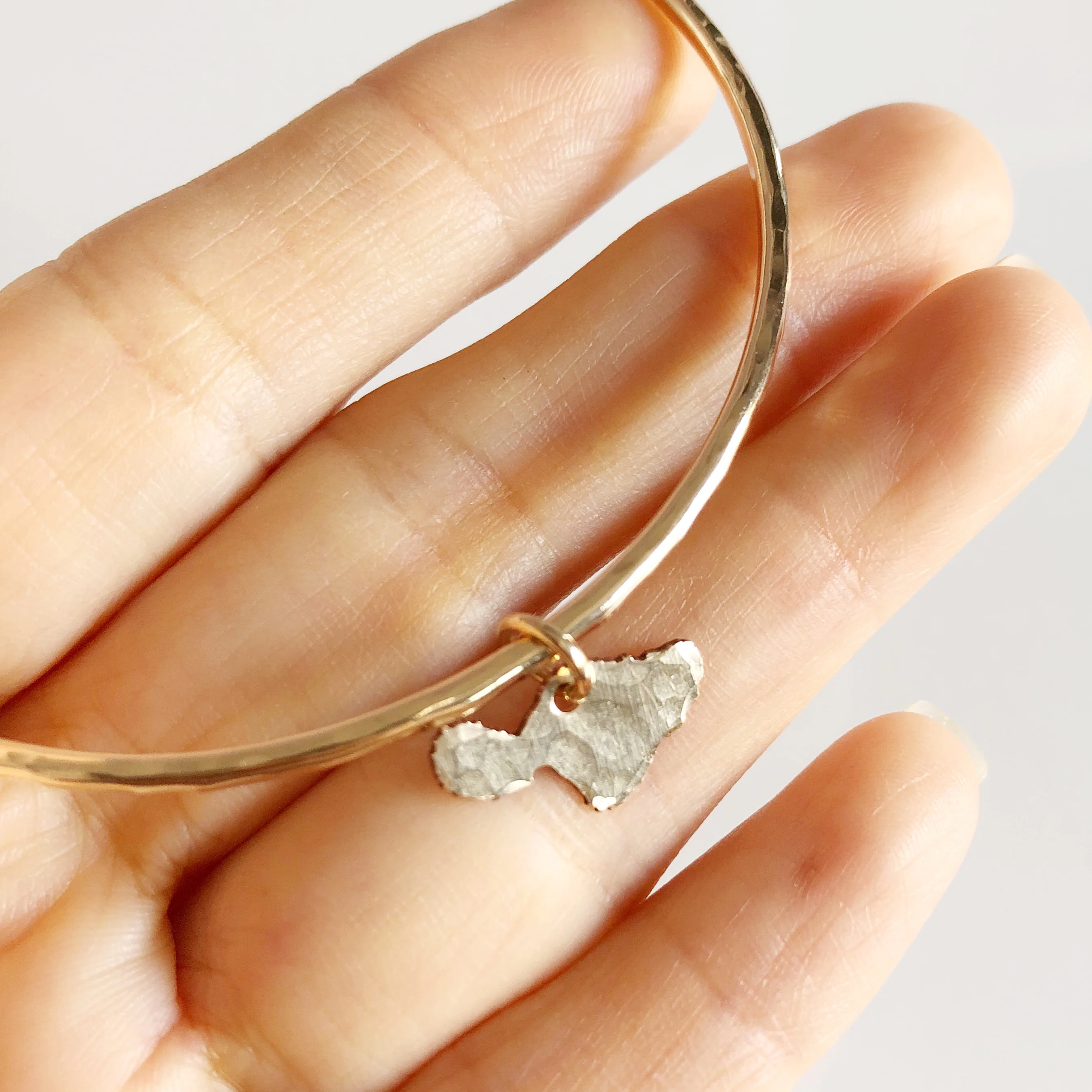 Maui charm bangle (B373) - Mitchell's Manufacturing Jewel