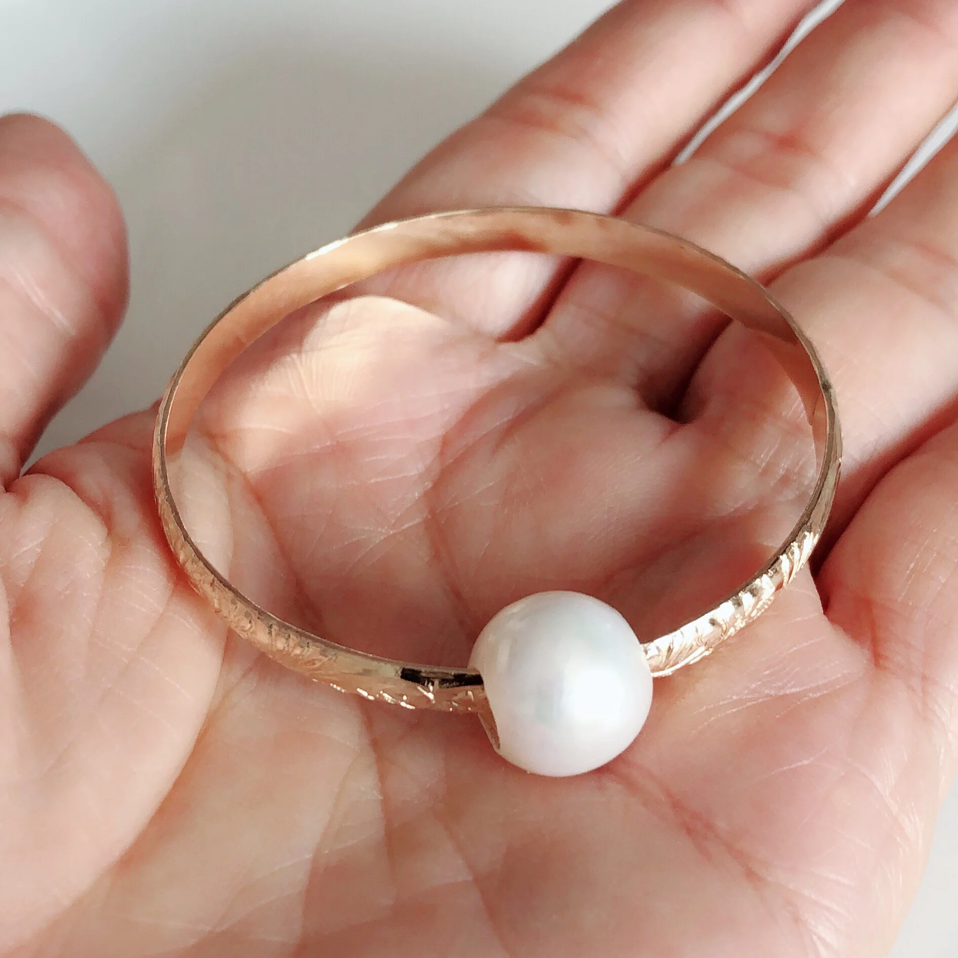 Bangle GIGI- white fresh water pearl (B409) - Mitchell's Manufacturing Jewel