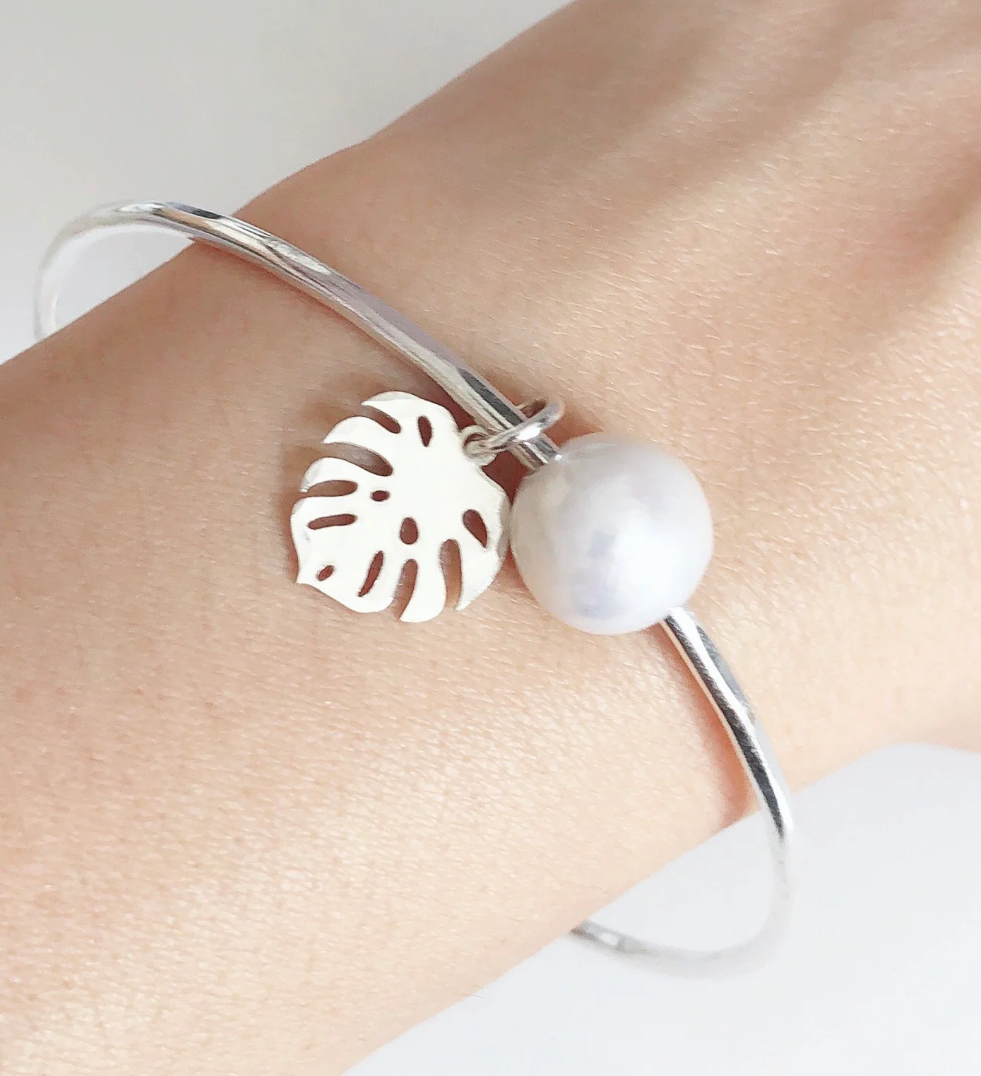 Monstera bangle - white pearl (B410) - Mitchell's Manufacturing Jewel