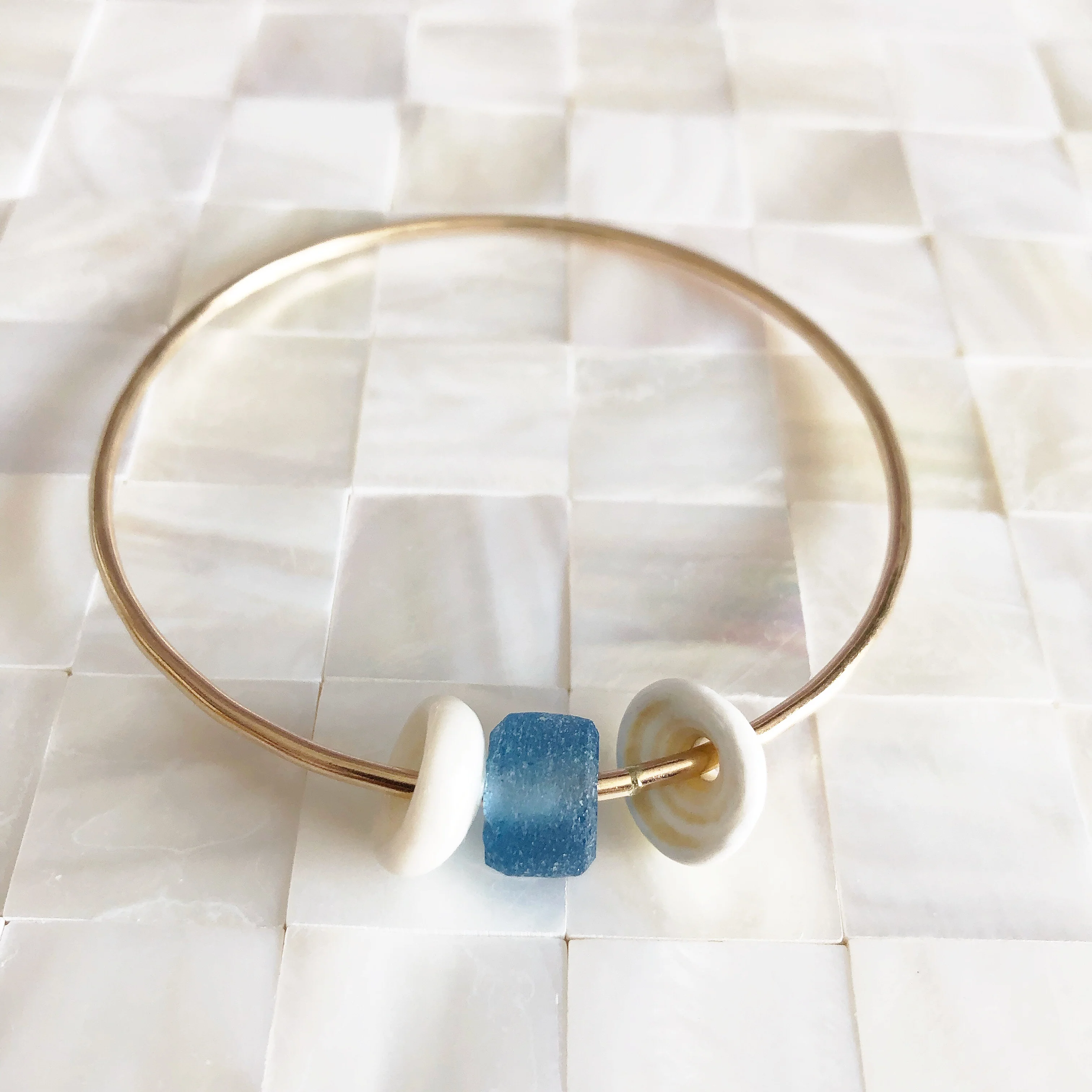 Bangle Kami - white puka shell (B205) - Mitchell's Manufacturing Jewel