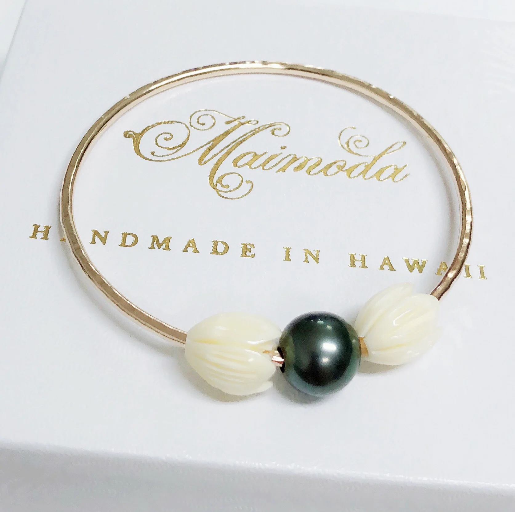 Bangle PAIGE- pikake & tahitian pearl (B434) - Mitchell's Manufacturing Jewel