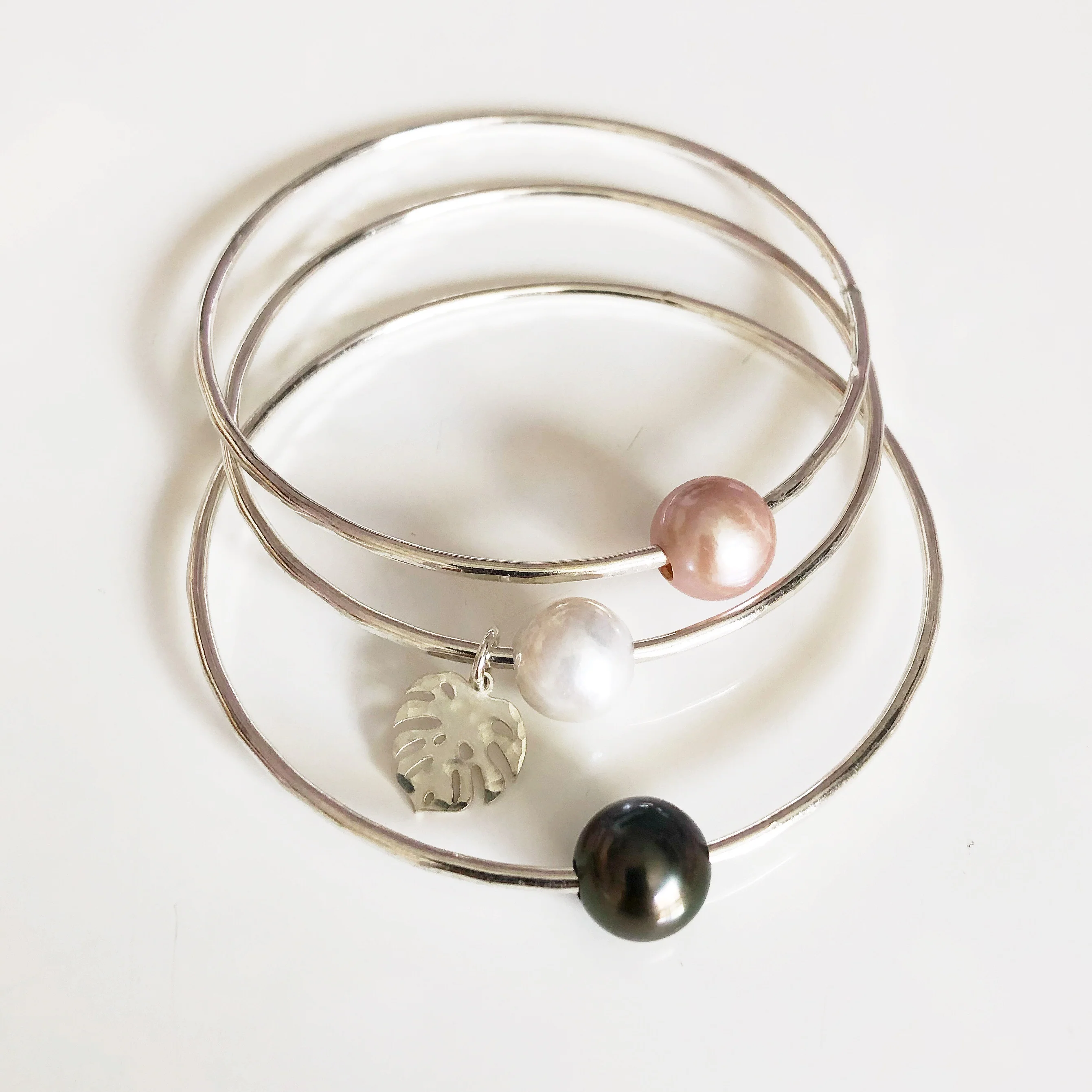Monstera bangle - white pearl (B410) - Mitchell's Manufacturing Jewel