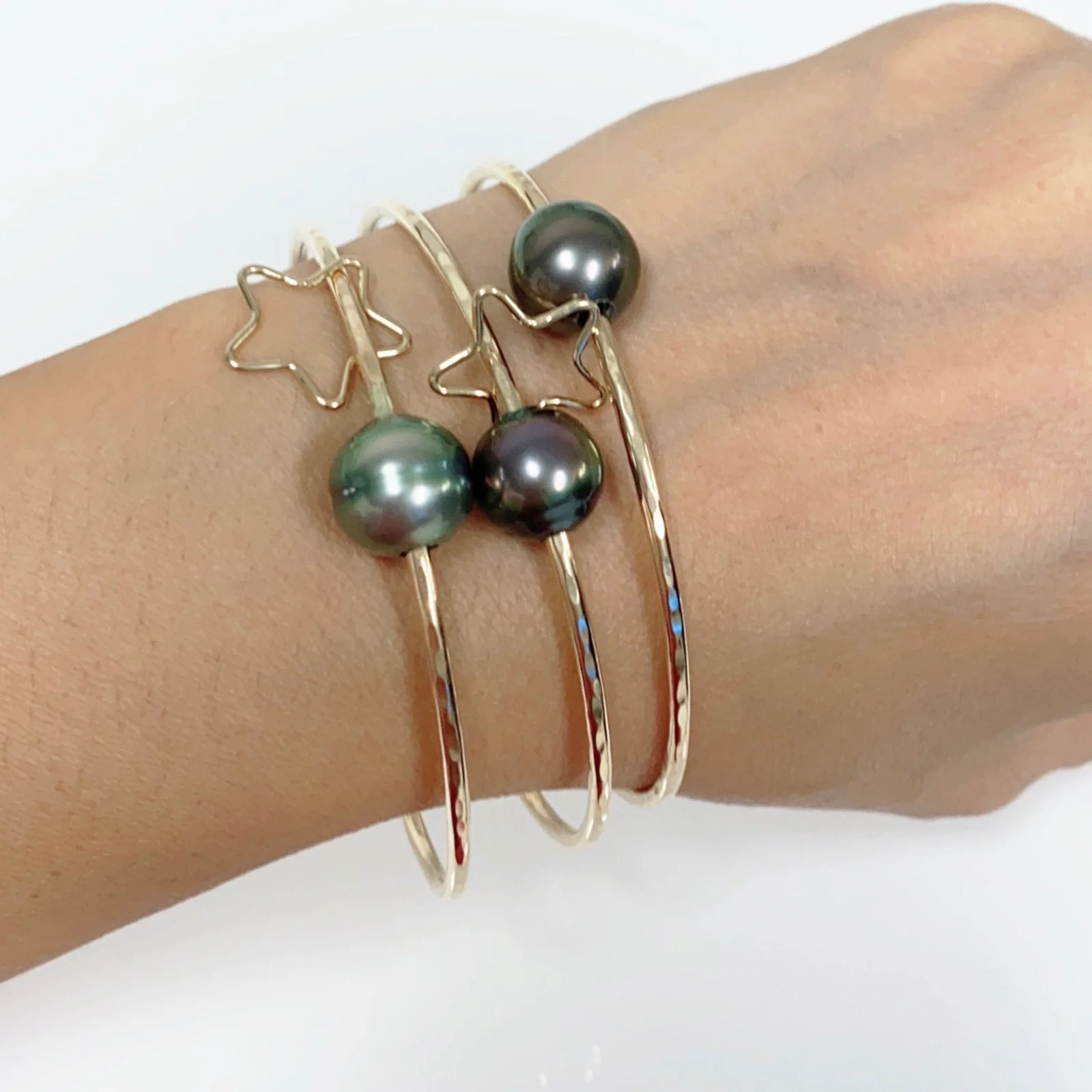 Star charm bangle - Tahitian pearl (B435) - Mitchell's Manufacturing Jewel
