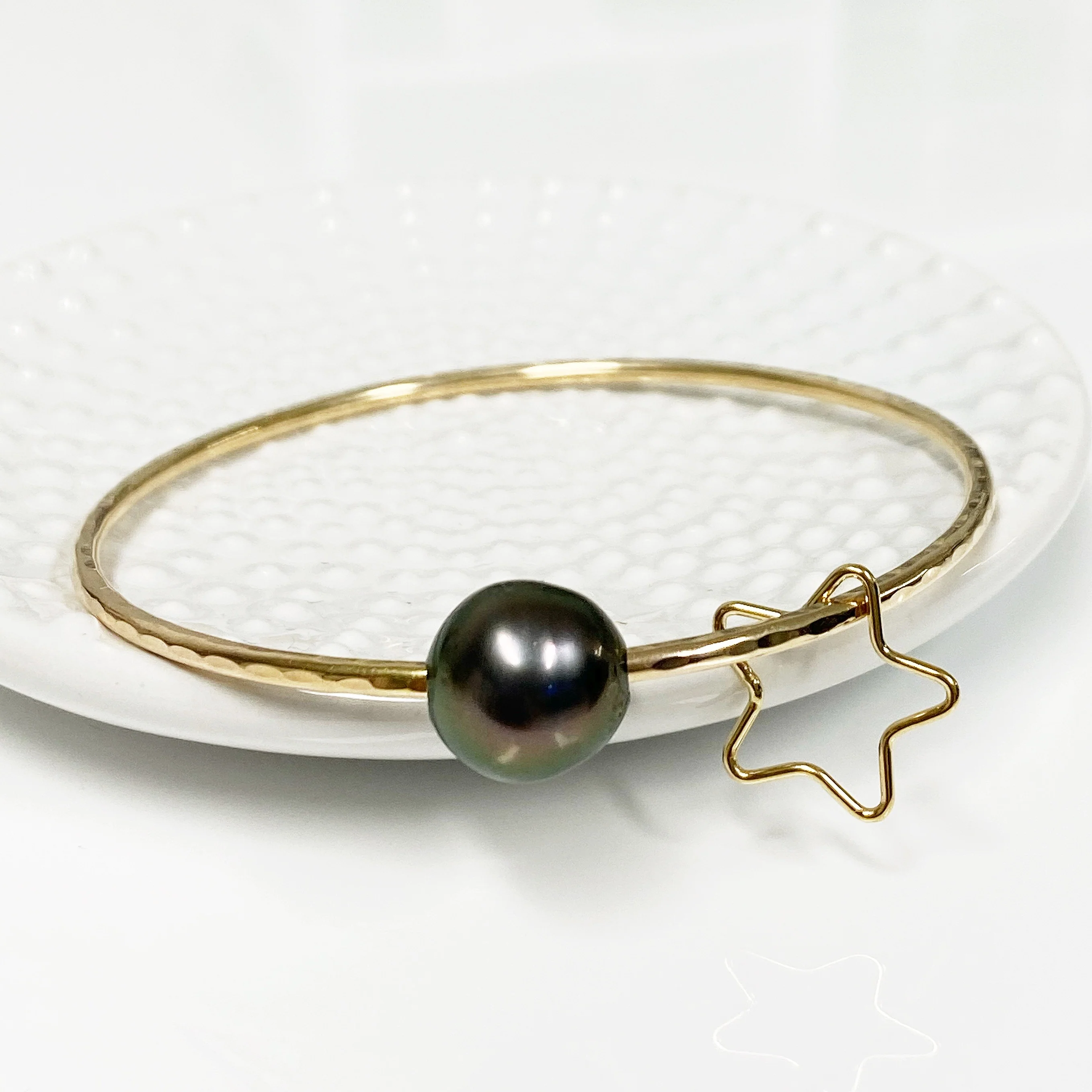 Star charm bangle - Tahitian pearl (B435) - Mitchell's Manufacturing Jewel