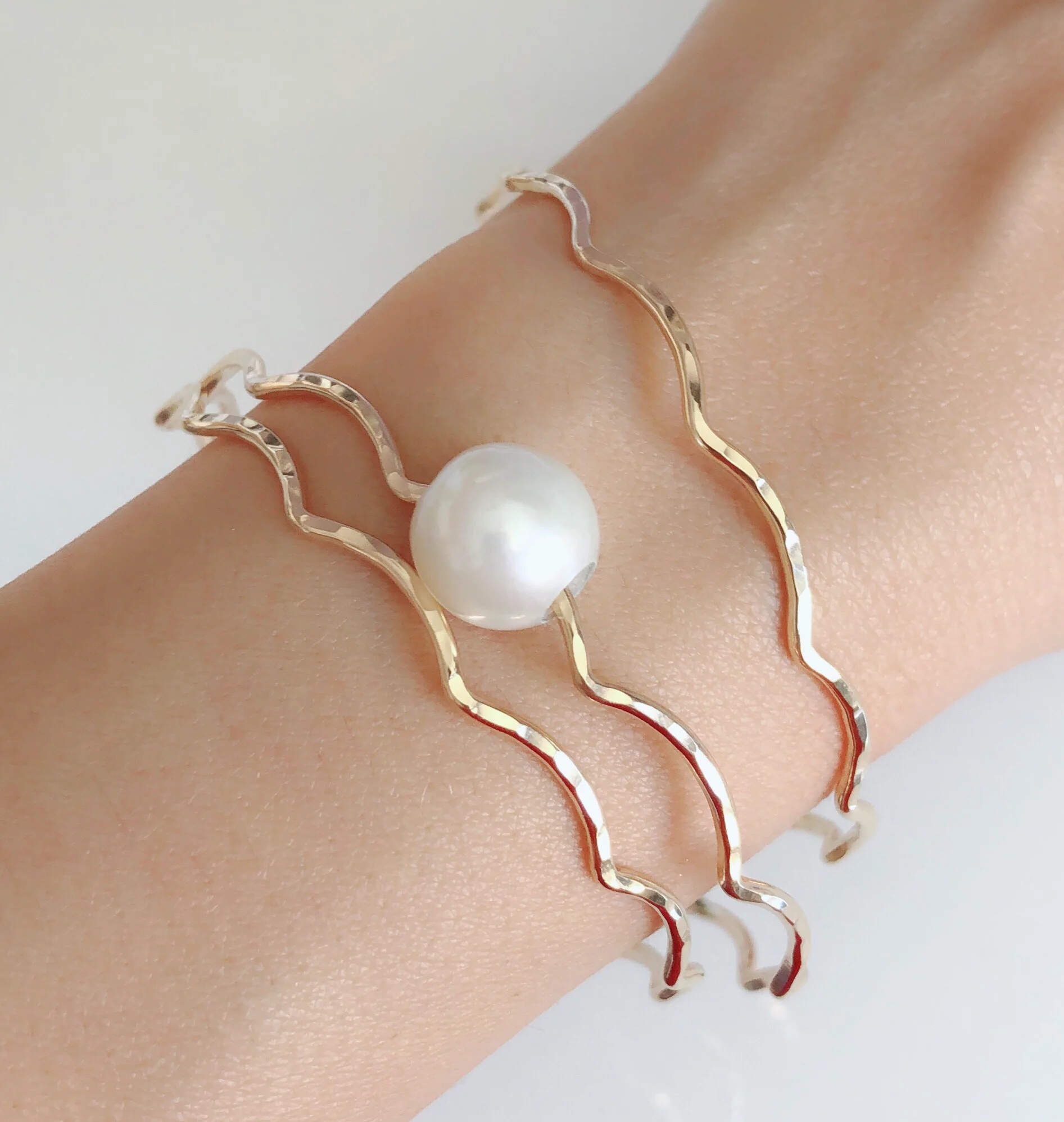 Bangle TOMI - White pearl (B413) - Mitchell's Manufacturing Jewel