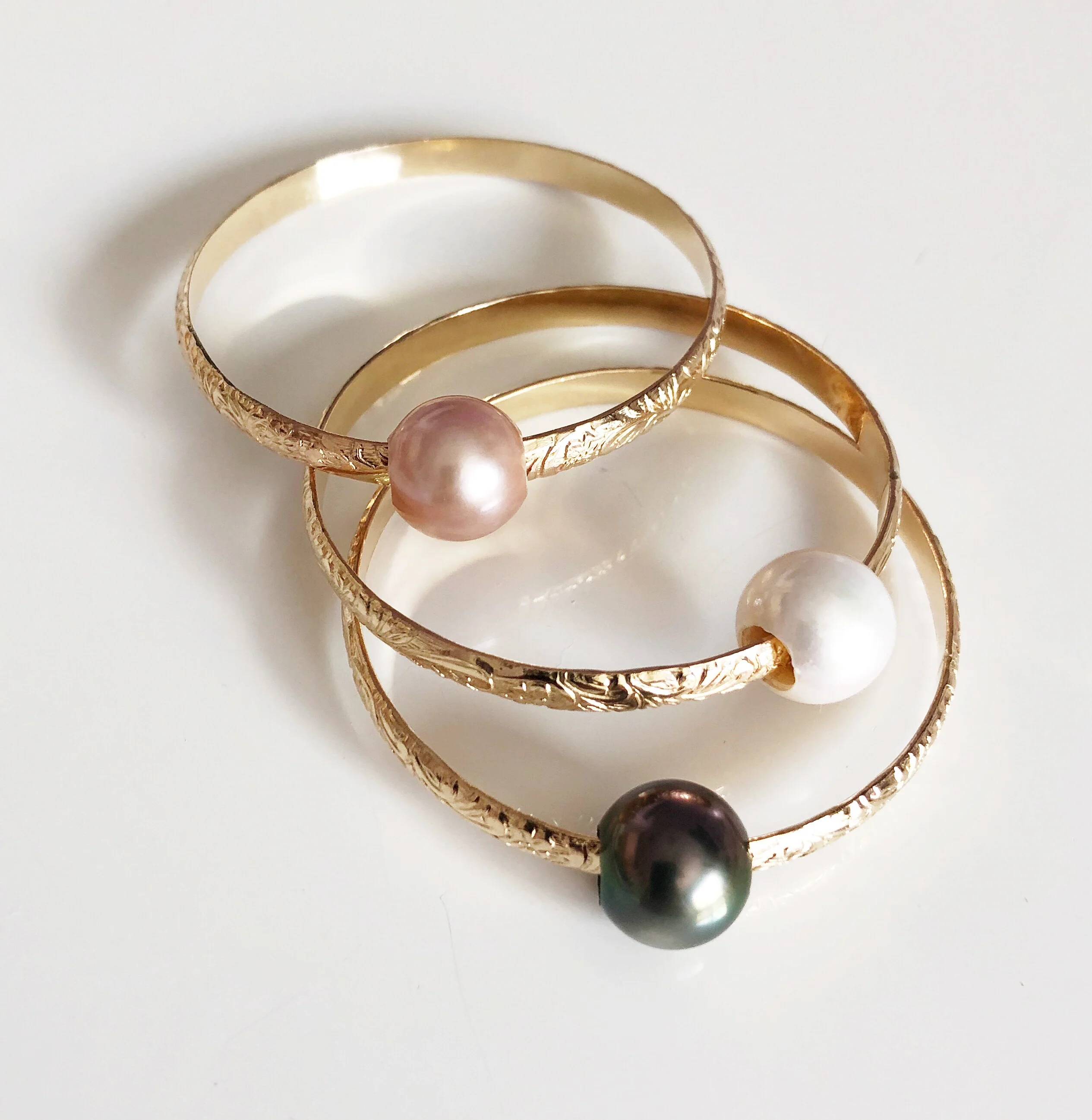 Bangle GIGI- white fresh water pearl (B409) - Mitchell's Manufacturing Jewel