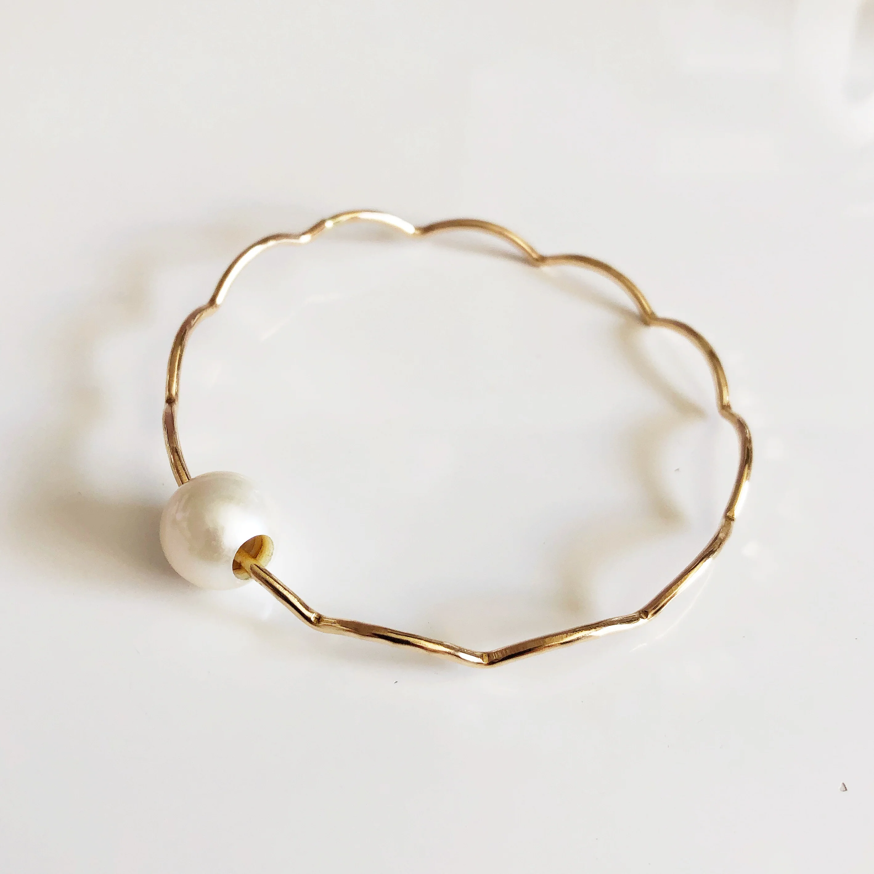 Bangle TOMI - White pearl (B413) - Mitchell's Manufacturing Jewel