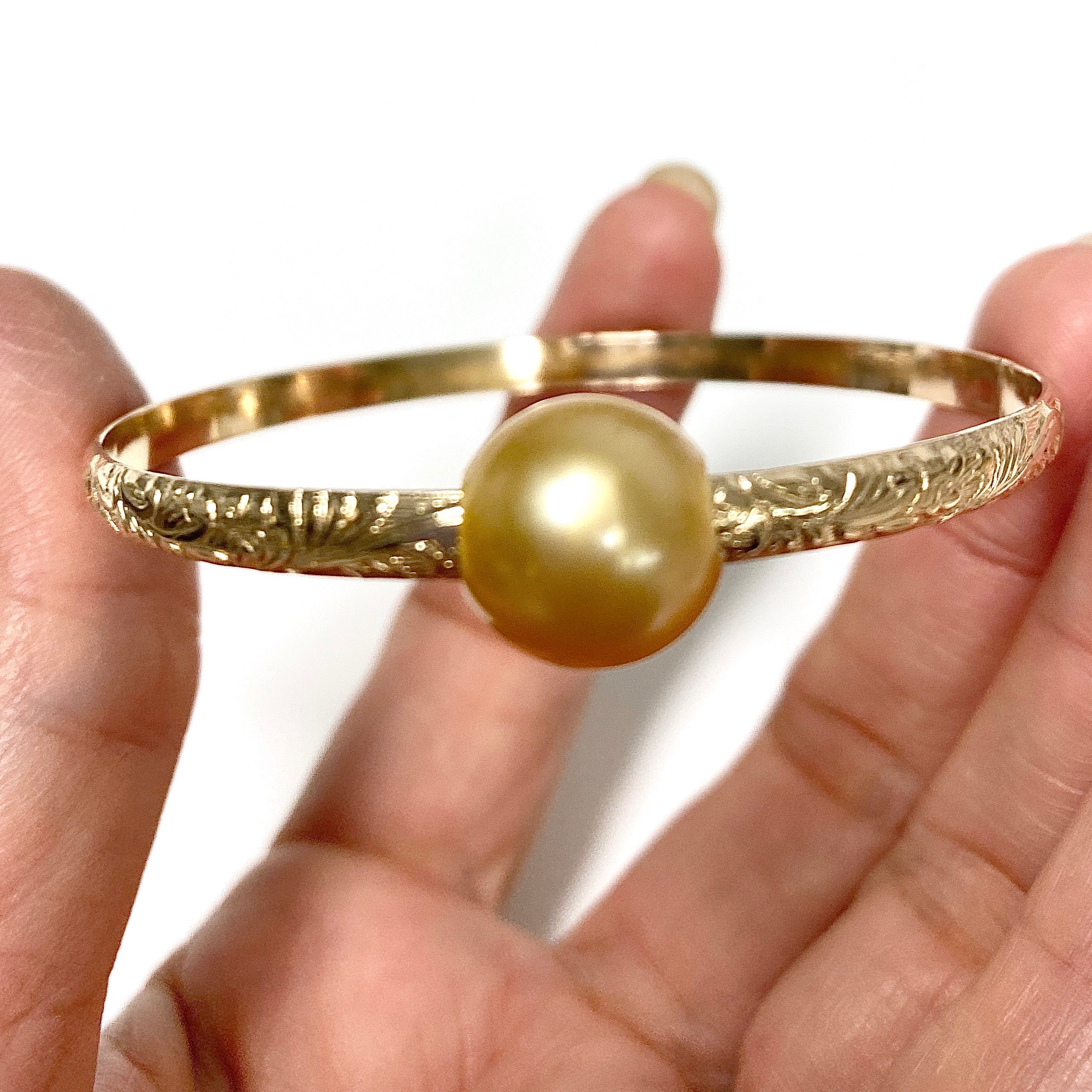 Bangle ALII - gold south sea pearl (B448) - Mitchell's Manufacturing Jewel