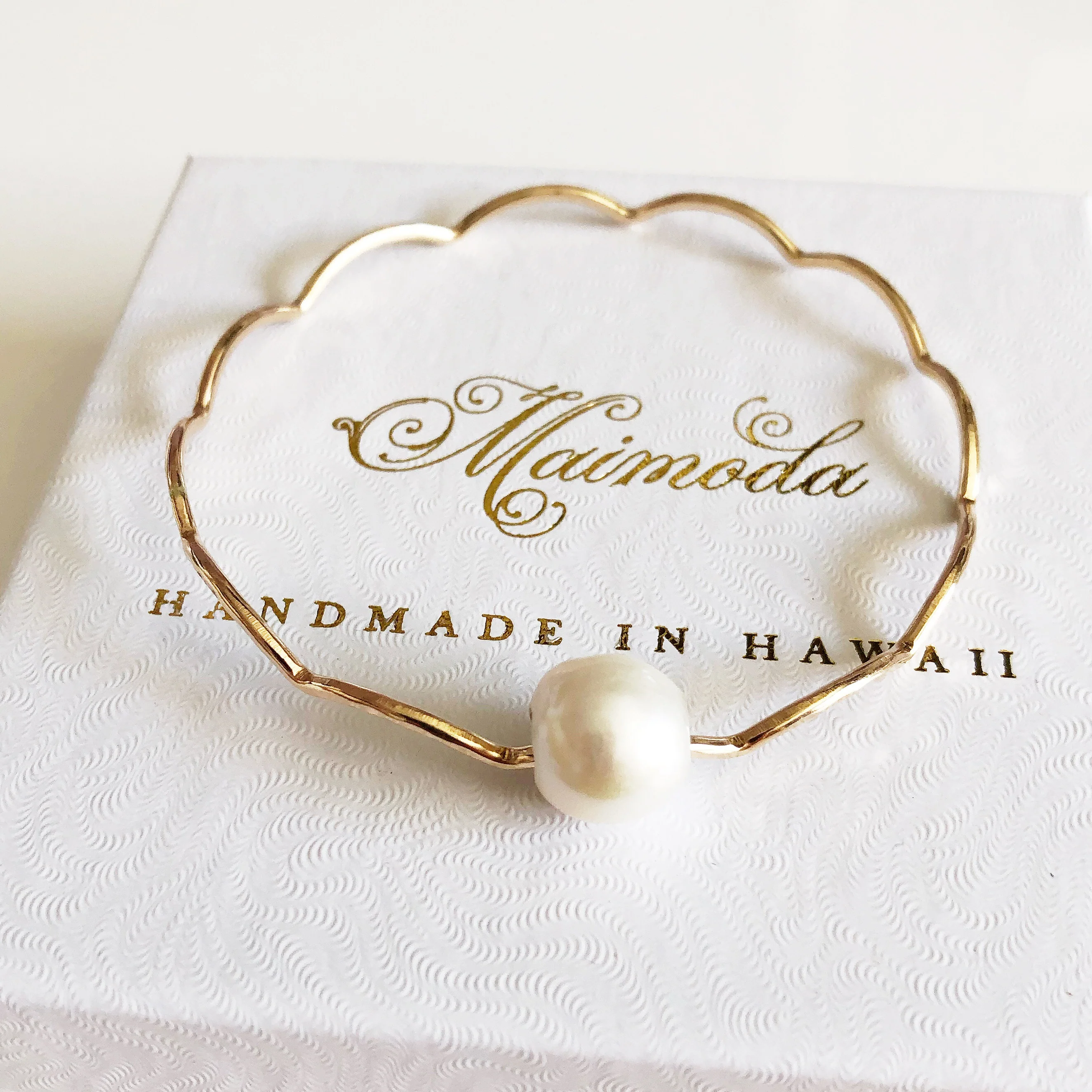 Bangle TOMI - White pearl (B413) - Mitchell's Manufacturing Jewel
