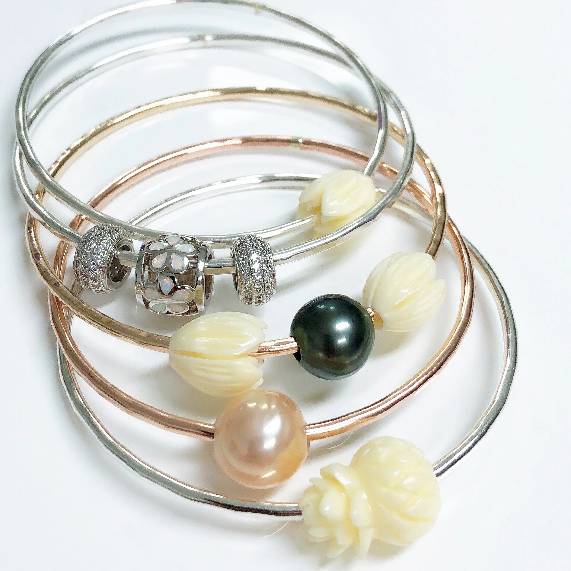 Bangle PAIGE- pikake & tahitian pearl (B434) - Mitchell's Manufacturing Jewel