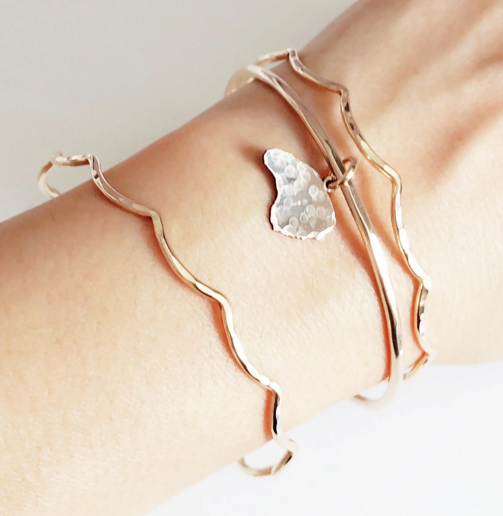Lanai charm bangle (B425) - Mitchell's Manufacturing Jewel
