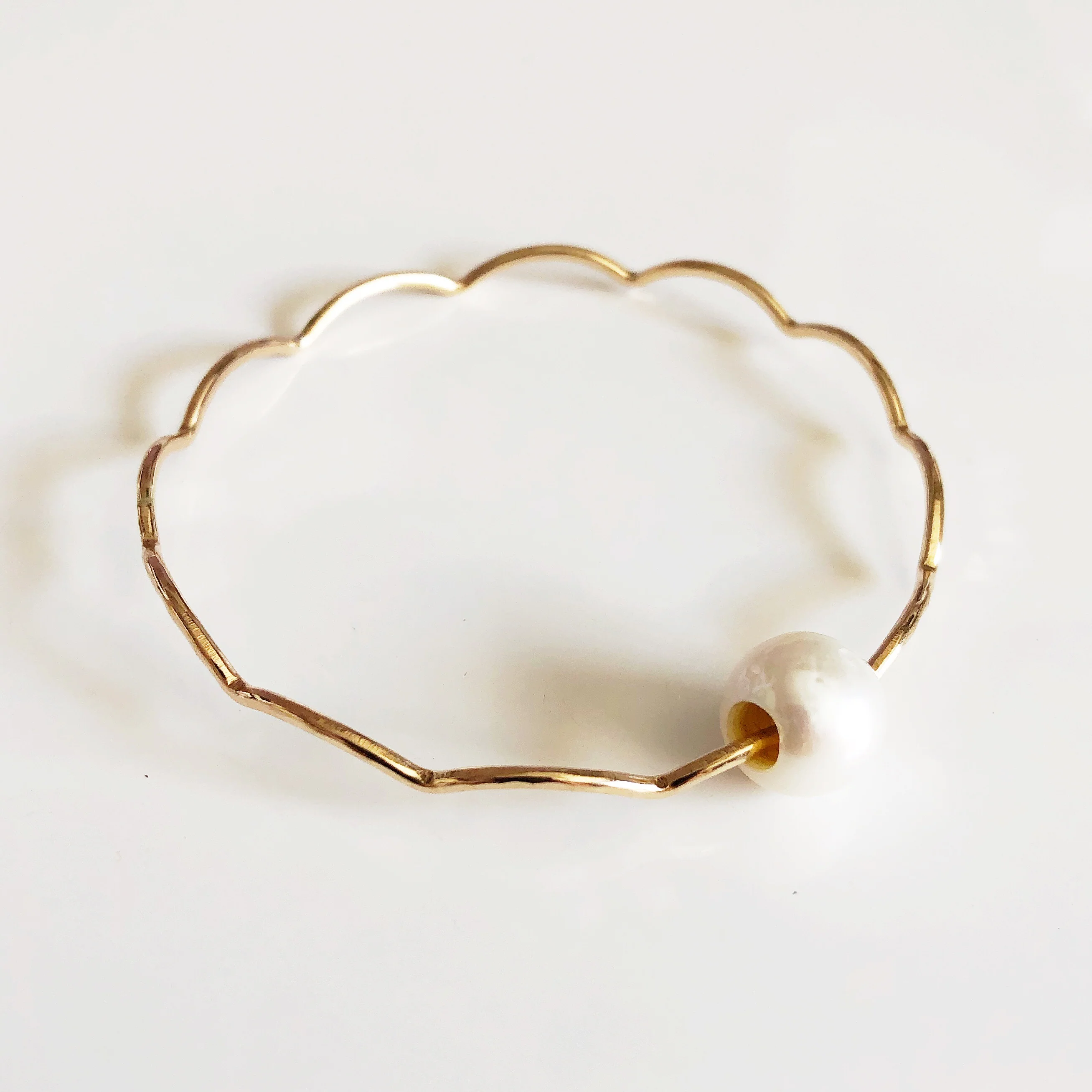Bangle TOMI - White pearl (B413) - Mitchell's Manufacturing Jewel
