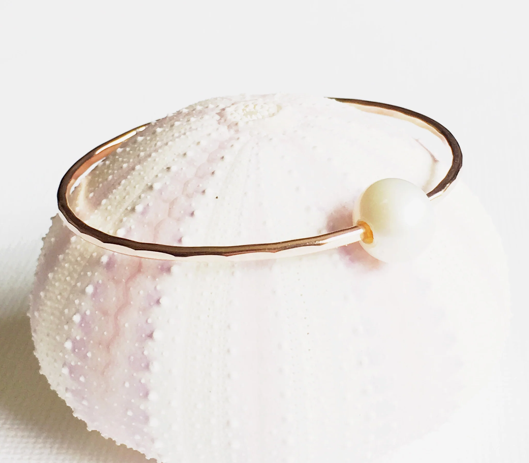 Bangle Lani - white pearl ( B254) - Mitchell's Manufacturing Jewel