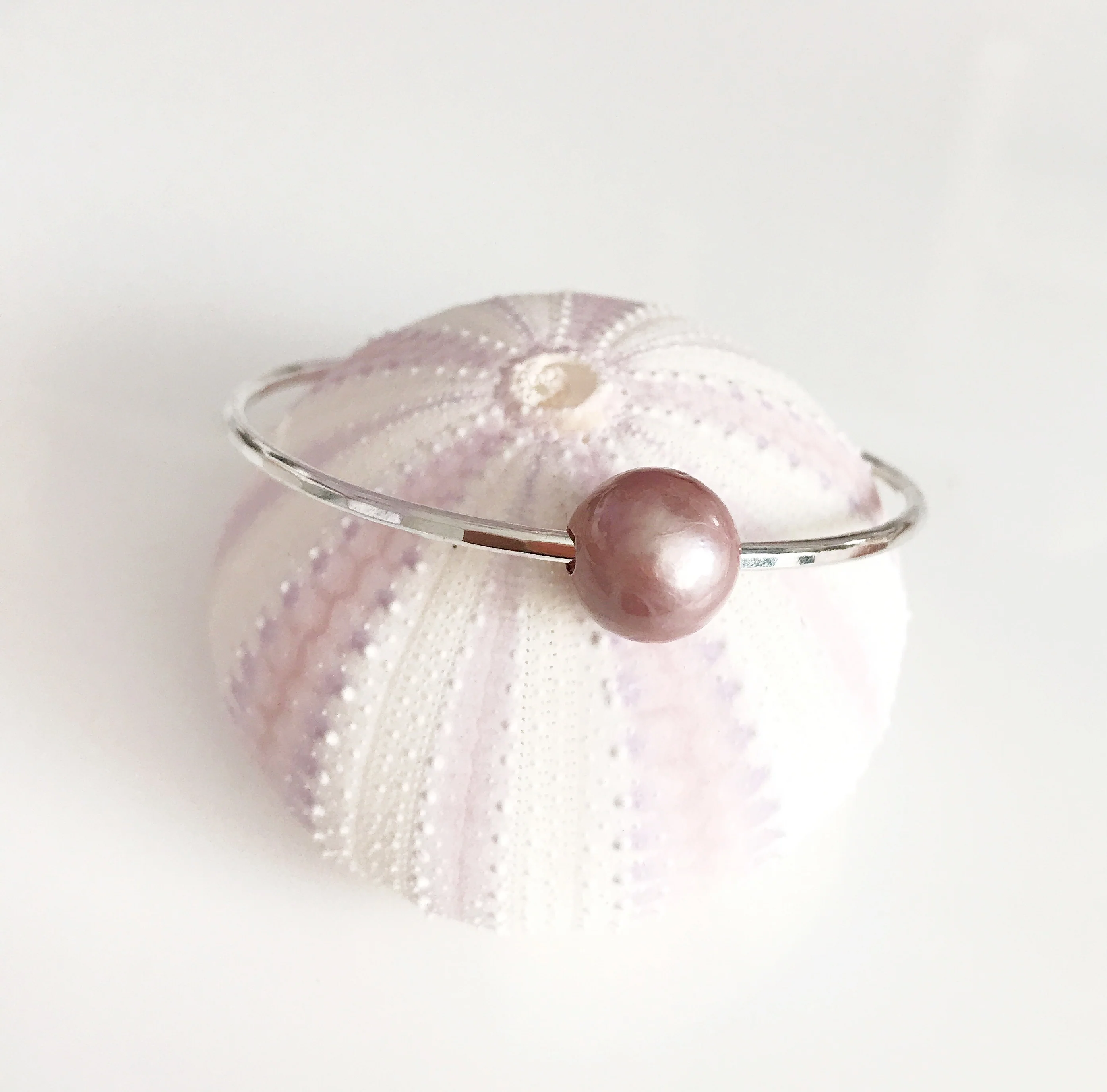 Bangle MIKA - lavender pearl (B345) - Mitchell's Manufacturing Jewel