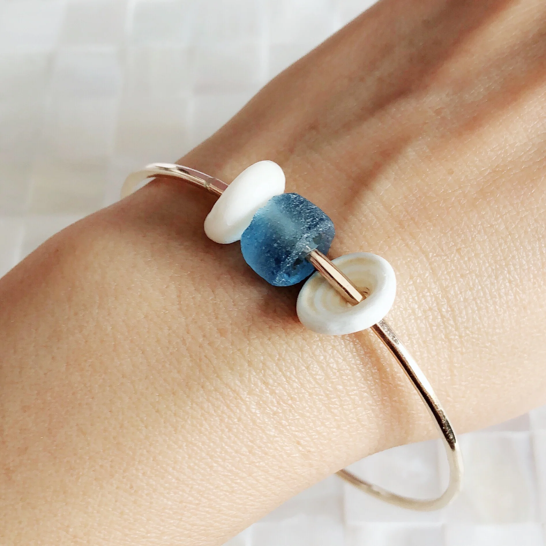 Bangle Kami - white puka shell (B205) - Mitchell's Manufacturing Jewel