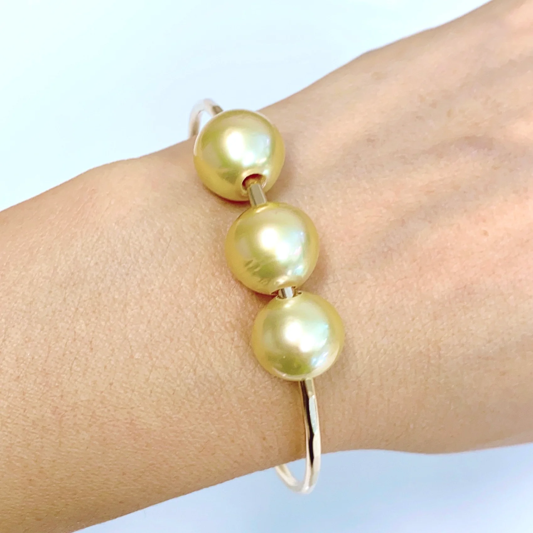 Bangle PAIGE - gold south sea pearls (B465) - Mitchell's Manufacturing Jewel