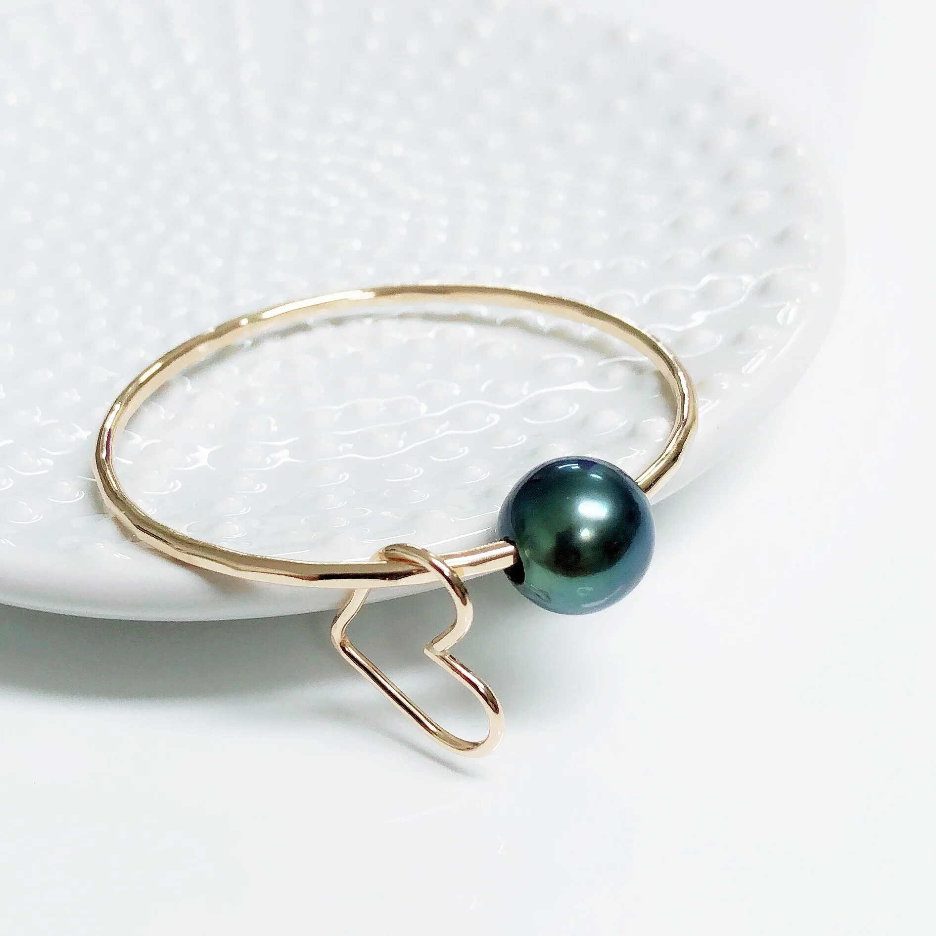Bangle Lani - heart charm (B116) - Mitchell's Manufacturing Jewel