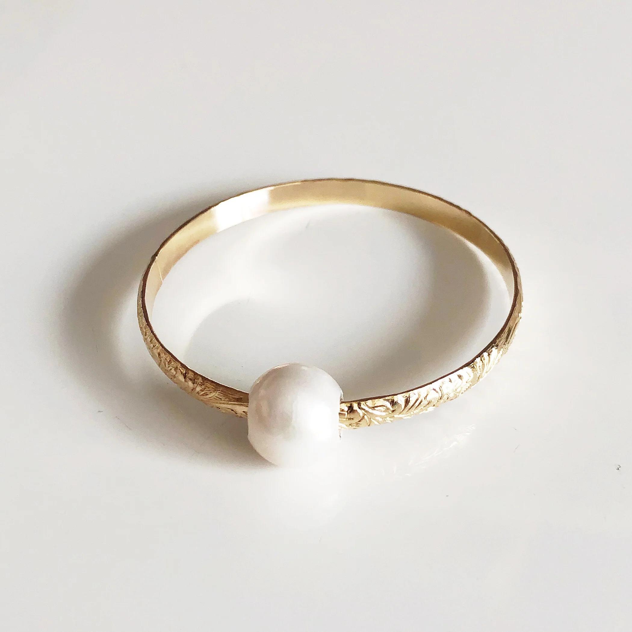 Bangle GIGI- white fresh water pearl (B409) - Mitchell's Manufacturing Jewel