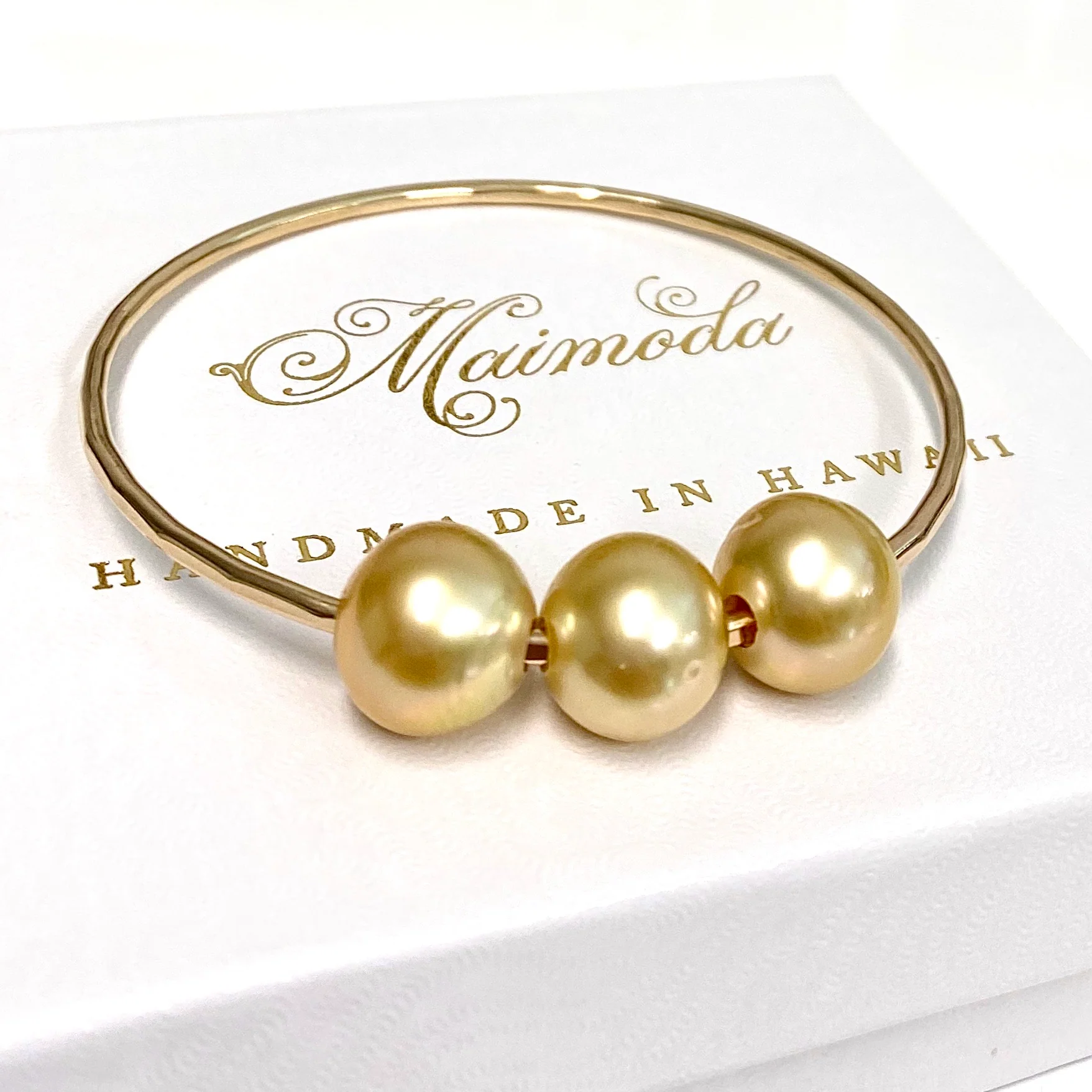Bangle PAIGE - gold south sea pearls (B465) - Mitchell's Manufacturing Jewel