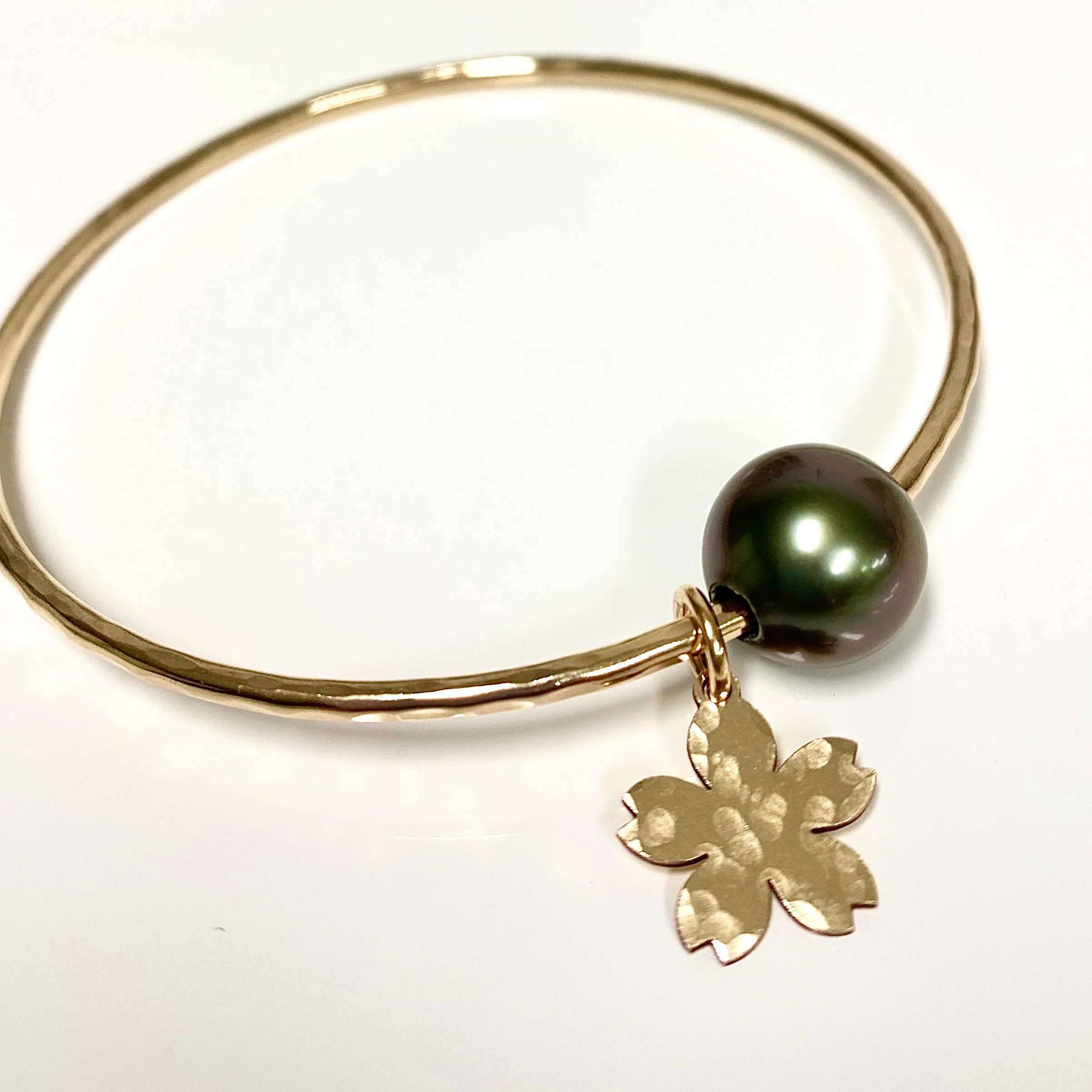 Cherry blossom bangle - Tahitian pearl (B381) - Mitchell's Manufacturing Jewel